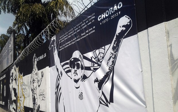 Imagem de Chorão ilustra muro do CT Rei Pelé (Foto: Lincoln Chaves)