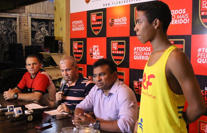 Othon Matheus é apresentado como o primeiro triatleta apoiado pelo Flamengo-PI (Foto: Emanuele Madeira/Globoesporte.com)