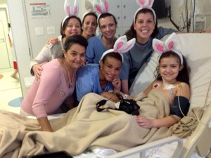 Caliane ganhou ovo de Páscoa das enfermeiras no hospital (Foto: Gislaine Clara Boni/Arquivo pessoal)