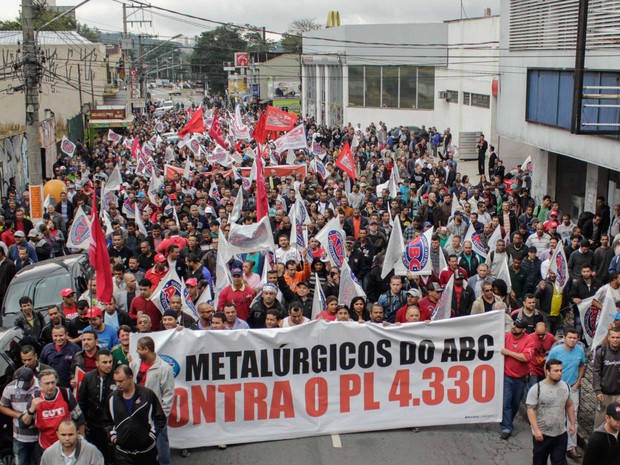 Metalúrgicos, bancários e professores fazem protesto na Rua Marechal Deodoro, no centro de São Bernardo do Campo (SP) (Foto: Renato Mendes/Brazil Photo Press/Estadão Conteúdo)