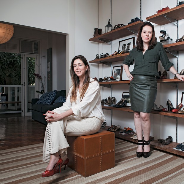 SAPATEIRAS DE LUXO As irmãs Carla  e Daniela (de pé). O negócio foi inspirado por uma avó que fazia sapatos sob medida (Foto: Stefano Martini/ÉPOCA)