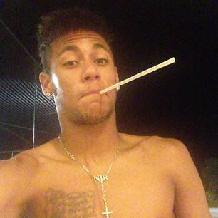 Neymar posta foto com um canudinho na boca (Foto: Reprodução / Instagram)
