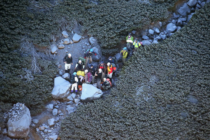  Alpinistas descem o Monte Ontake, um dia depois de o vulcão entrar em erupção no Japão. Equipes de resgate encontraram pelo menos 30 pessoas inconscientes. Autoridades já registraram quatro mortes