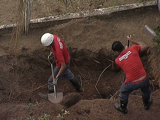 Escavação no sítio que pertenceu ao goleiro Bruno, em Esmeraldas. (Foto: Reprodução/TV Globo)