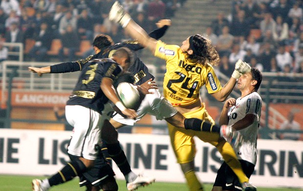 Elkeson e Cássio durante dividida no jogo Corinthians x Botafogo (Foto: Ag. Estado)