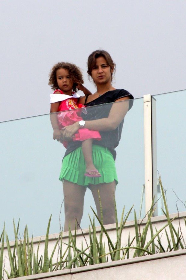 Paula Morais com filha de Ronaldo (Foto: Gil Rodrigues/PhotoRio News)