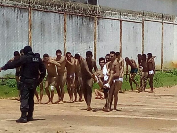 Presos ficaram feridos durante motim na Penitenciária Mário Negócio em Mossoró  (Foto: Divulgação/PM)