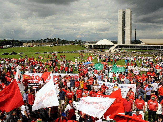 CUT e centrais sindicais fazem manifestação no gramado em frente ao Congresso Nacional em Brasília (Foto: Lucio Bernardo Jr/Câmara dos Deputados)