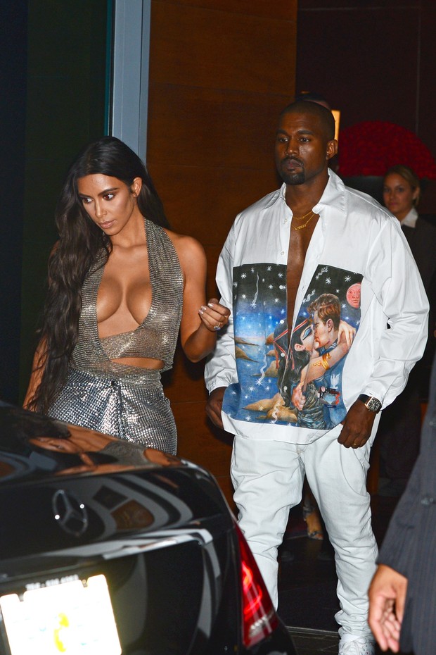 Kim Kardashian e Kanye West deixam hotel em Miami, nos Estados Unidos (Foto: AKM-GSI/ Agência)