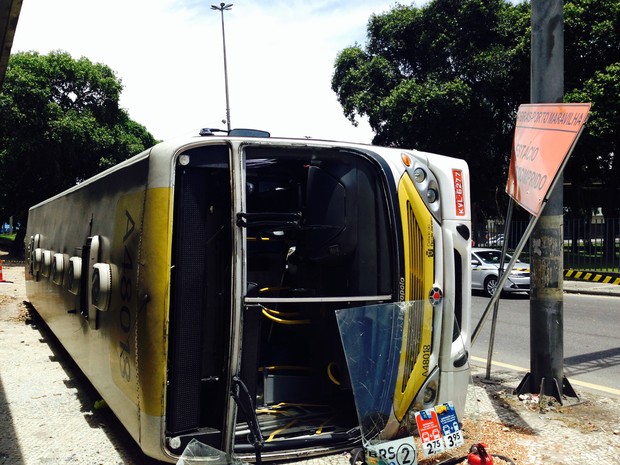 Rio: O ônibus tombado na avenida (Foto: Renata Soares/G1)