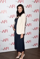 Jessica Pare, de 'Mad Men', exibe barriguinha de grávida em premiação
