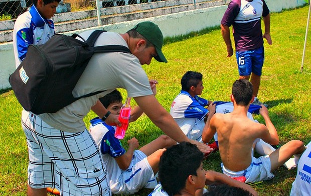 Óleo ungido com os jogadores do Penarol (Foto: Anderson Silva/GLOBOESPORTE.COM)