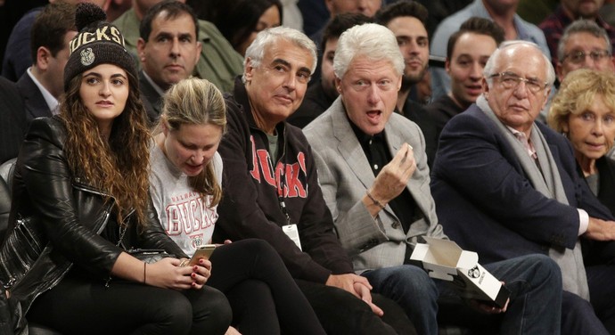 NBA - Milwaukee Bucks x Brooklyn Nets - Bill Clinton (Foto: Andrew Gombert / EFE)