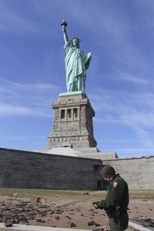 Funcionário observa danos na ilha onde fica a Estátua da Liberdade, em Nova York, após furacão Sandy, em novembro de 2012 (Foto: REUTERS/NPS/Everitt/Handout/Files )