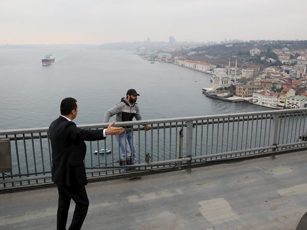 Segurança de Erdogan conversa com homem que estava a ponto de pular de uma ponte (Foto: Reuters)
