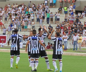 Toty comemora gol junto com o restante do time (Foto: Divulgação / Botafogo-PB)