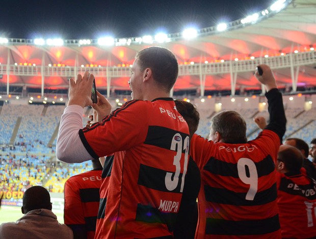 Ala Myrphy filma o segundo gol do Flamengo no Maracanã (Foto: Marcelo Santos)