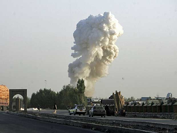 Fumaça durante ataque a escritório estrangeiro no Afeganistão pôde ser vista de longe. (Foto: Mustafa Andaleb / Reuters)