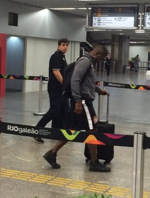 Riascos tirou fotos no aeroporto após desembarque do Vasco (Foto: Chandy Teixeira) Riascos tirou fotos no aeroporto após desembarque do Vasco (Foto: Chandy Teixeira)