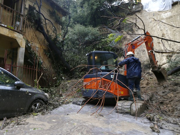 Policiais retiram terra e árvores de região onde houve deslizamento de terra após fortes tempestades em Nice, na França (Foto: AFP photo/Valery Hache)