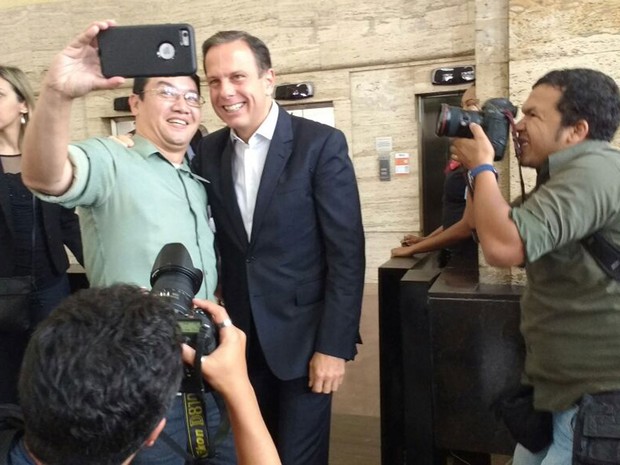 O prefeito eleito João Doria (PSDB) posa para selfie com cidadão (Foto: Tahiane Stochero/G1)