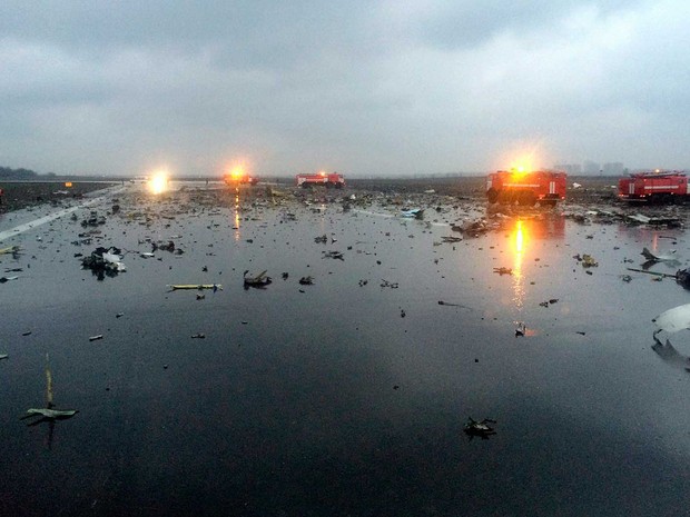 Veículos de bombeiros e de equipes de emergência entre destroços do avião da Flydubai (Foto: vk.com / Rostovnadonu / via AP Photo)