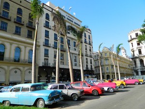 Carros antigos em frente a um hotel na região central de Havana (Foto: Gabriela Gasparin/G1)