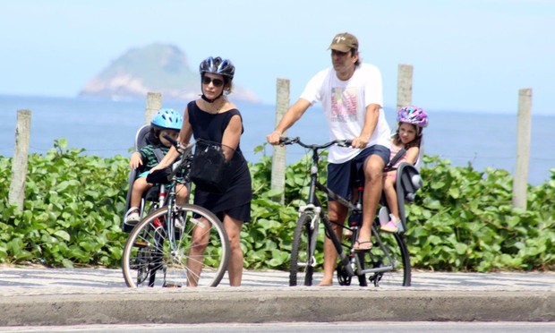 Claudia Abreu e familia pedalam no Leblon (Foto: J. Humberto/ Ag. News) Claudia Abreu e familia pedalam no Leblon (Foto: J. Humberto/ Ag. News)
