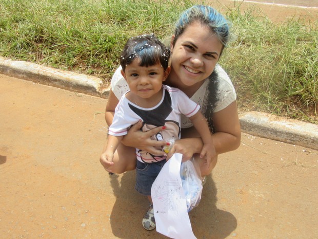 Mãe e filho se desfilam no Galinho de Brasília (Foto: Jéssica Nascimento/G1) Mãe e filho se desfilam no Galinho de Brasília (Foto: Jéssica Nascimento/G1)