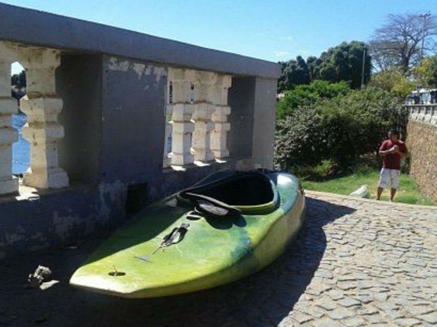 Caiaque foi encontrado no Rio Grande, em Barreiras (Foto: Site Alô Alô Salomão)