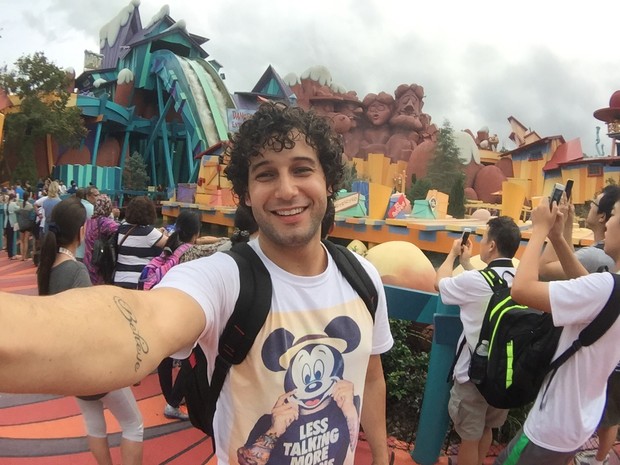 Rafael Almeida curte férias na Disney com família e noiva (Foto: Arquivo Pessoal/Divulgação)