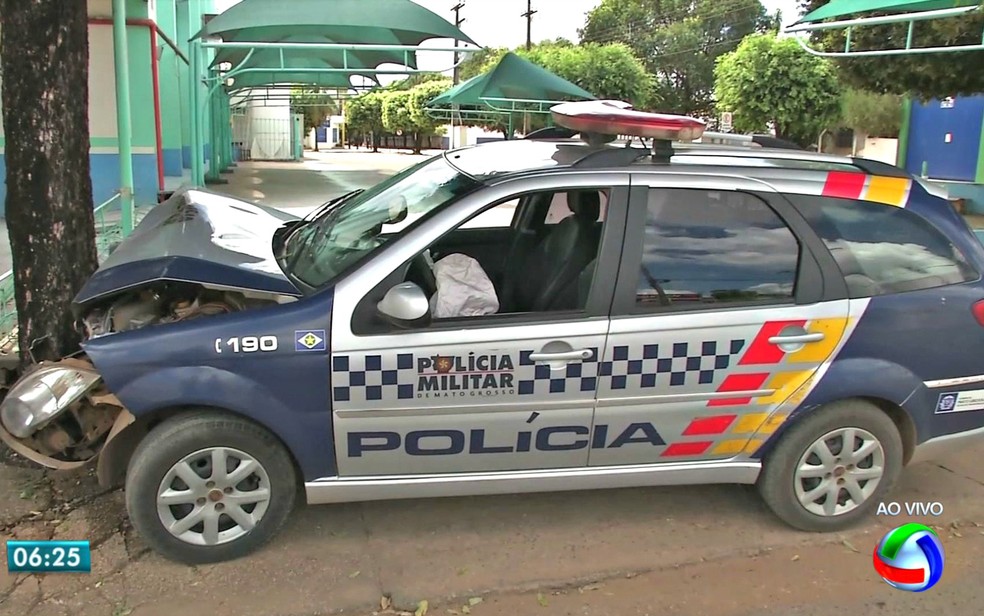 A frente do veÃ­culo da PM ficou destruÃ­da  (Foto: ReproduÃ§Ã£o/TVCA)