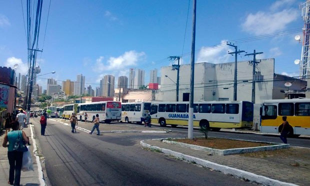 Motoristas pararam ônibus na Av. Bernardo Vieira, nas proximidades do shopping Midway Mall, na zona Leste de Natal (Foto: Fred Carvalho/G1)