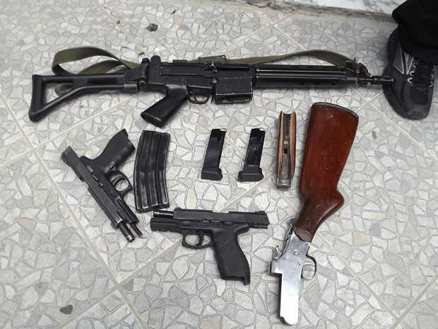 Fuzil 556 e duas pistolas foram encontradas com suspeitos do Maranhão (Foto: Marcelino Neto)