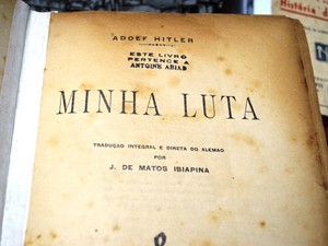 Livro de Hitler faz parte da coleção do aposentado (Foto: Guilherme Lucio/G1)
