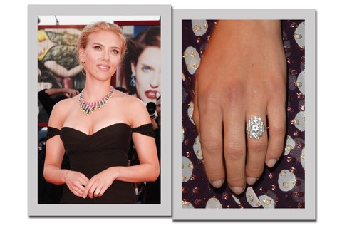 O anel de noivado que Romain Dauriac deu à Scarlett Johansson foge do design clássico. O solitário tem design vintage Art Déco, possui três diamantes redondos principais, rodeados por outros menores