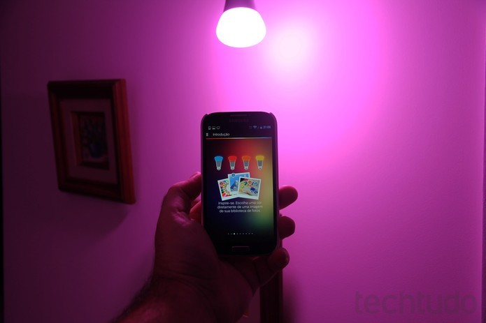 Configuração das lâmpadas LEDs é bem simples (Foto: Rodrigo Bastos/TechTudo)