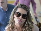 Simpática, Fernanda Souza manda beijinho para paparazzo em aeroporto