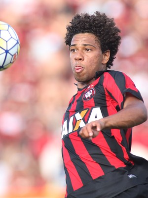 renan lodi atlético-pr x coritiba vila capanema (Foto: Giuliano Gomes/PR Press)