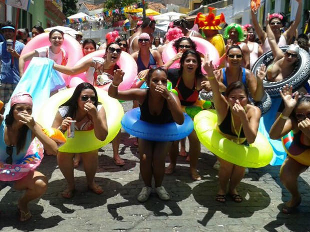 Usando bóias, foliãs curtem o carnaval &#39;dentro do mar&#39; (Foto: Moema França / G1)