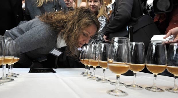 Mulher cheira champanhe que poderia ser a mais velha do mundo. (Foto: Jussi Nukari/Reuters)
