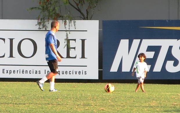 Léo brinca com Enzo, CT Rei Pelé (Foto: Lincoln Chaves)