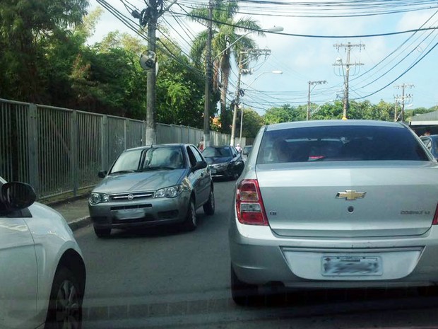 Trânsito na Rua Aristides Novis é lento por causa da Festa de São Roque (Foto: Rafaela Ribeiro/G1)