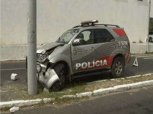 carro da polícia (Foto: TV Verdes Mares/Reprodução)