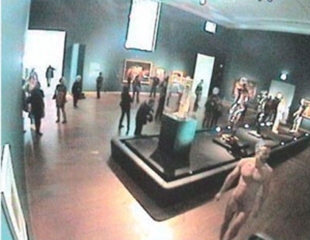 Neste mês, um homem tirou a roupa e ficou nu no Museu Leopold, em Viena, na Áustria, durante uma exposição que trata justamente da nudez masculina. O homem só se vestiu novamente depois da solicitação de um segurança (Foto: Reprodução)
