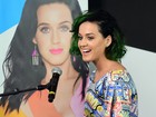 Katy Perry faz caras e bocas em evento para divulgar turnê