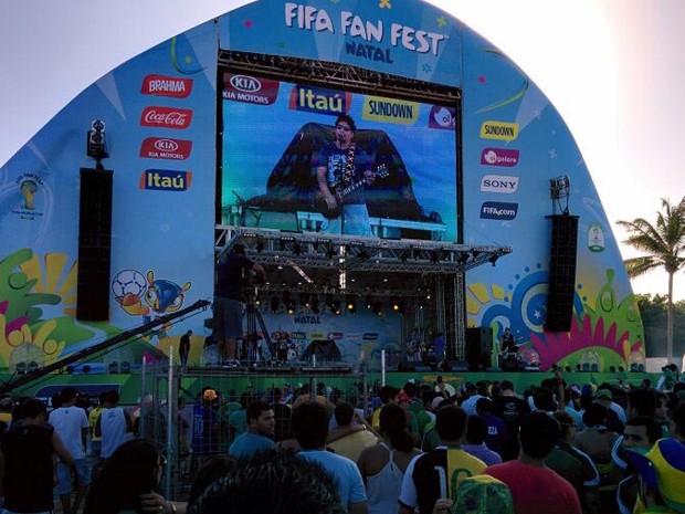 Torcedores acompanham ao jogo do Brasil na Fan Fest, em Natal (Foto: Rafael Barbosa/G1)