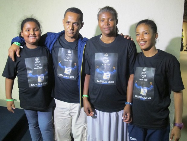 Família de Rafaela Silva com camisa comemorativa para a judoca campeã (Foto: Thierry Gozzer) Família de Rafaela Silva com camisa comemorativa para a judoca campeã (Foto: Thierry Gozzer)