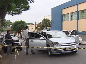 Veículo foi alvejado com seis disparos de arma de fogo após a mulher deixar a filha na escola (Foto: Reprodução/TV Vanguarda)
