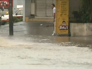 Moradores têm dificuldade de andar na via (Foto: TV Globo/Reprodução)